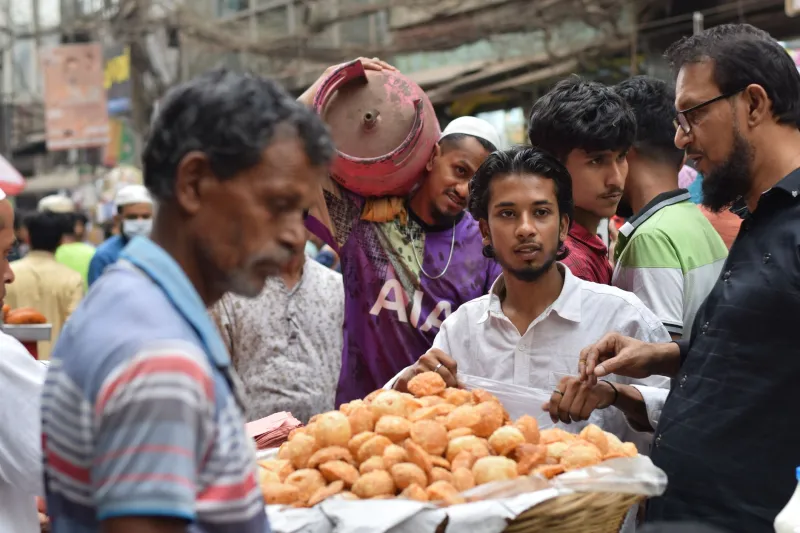 Thirty Years, One Chai: How Dhaka's Snack Vendors Out-Stubborned American Inflation