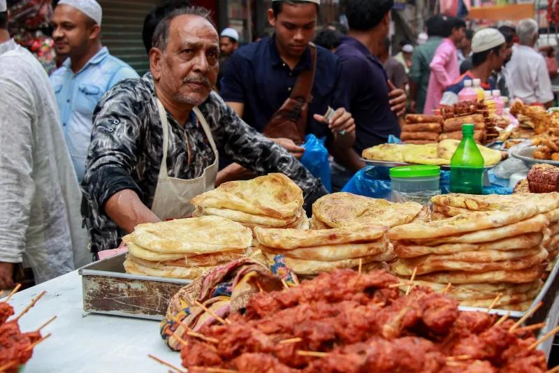 I Gave a Fictional American $3 a Meal for a Week in Dhaka. He Ate Like a Sultan.